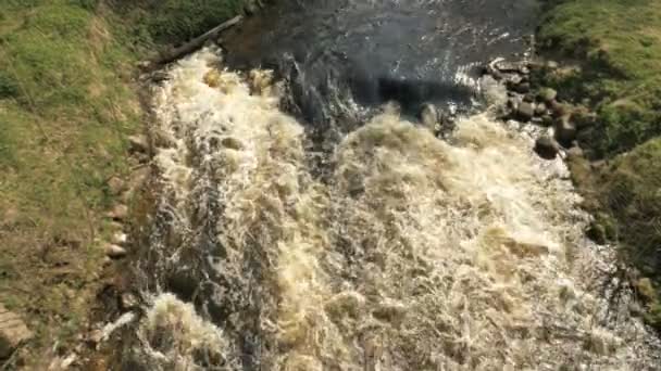 Rio de montanha - lentidão tiro 60 fps — Vídeo de Stock