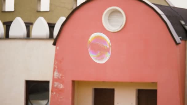 Мильна бульбашка літає - сповільнення 60fps — стокове відео