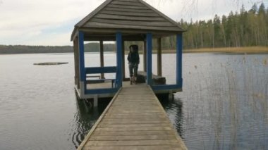 Yonug kız gölde - atış steadycam yaz evde rahatlatır