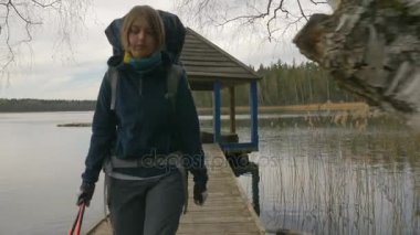 Genç kız yaz evden gölde - atış steadycam gider.