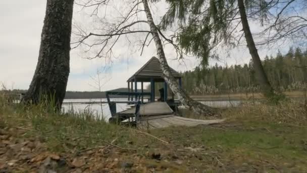 Yonug fille se détend dans la maison d'été sur le lac - steadycam shot — Video