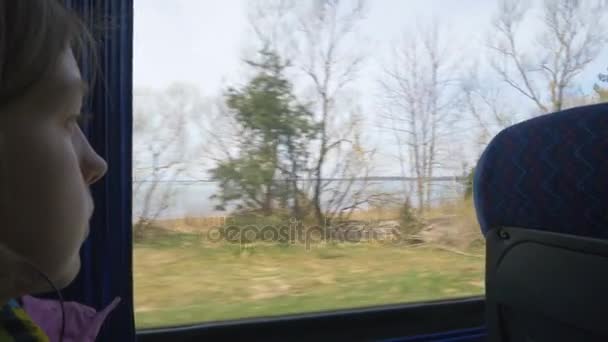 Disfrutando de los viajes - niña viajando en autobús y sentada cerca de la ventana — Vídeos de Stock