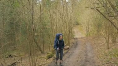 Turist kadın manzarayı rainforest - kamera çekim uçan için sırt çantası ile