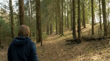 Turist kadın manzarayı rainforest - kamera çekim uçan için sırt çantası ile