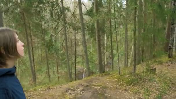 女の子のカメラのショットを飛んで - 夏の森をハイキングします。 — ストック動画