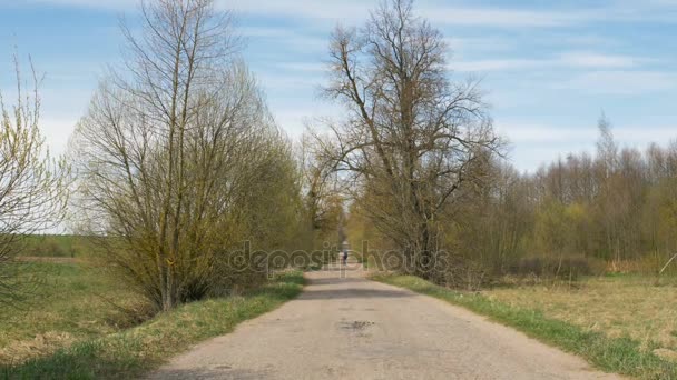 Ragazza stanno camminando e godendo la vista — Video Stock