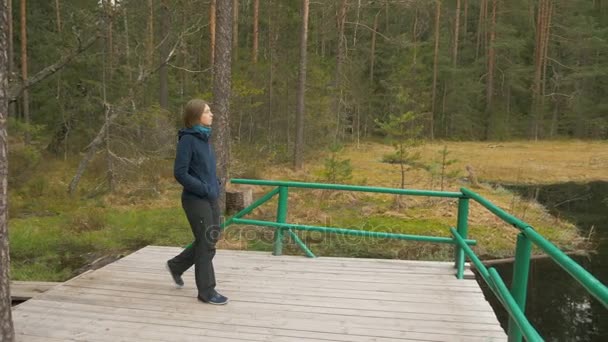 Jeune fille se détend sur le lac — Video