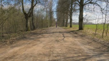 Kız yürüyüş ve manzarayı