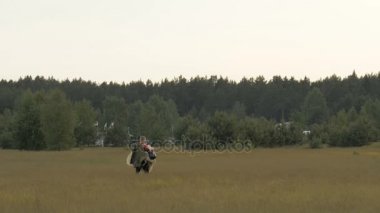Paraşütçü gider katlanmış paraşütle iniş sonra - slowmotion 60 fps