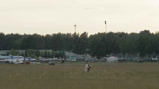 Fallschirmjäger geht nach der Landung mit gefaltetem Fallschirm - Zeitlupe 60 fps — Stockvideo