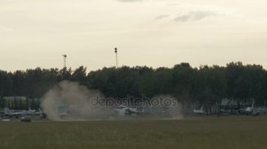 Helikopter iniş toz slowmo zemin - üzerinde 60 fps