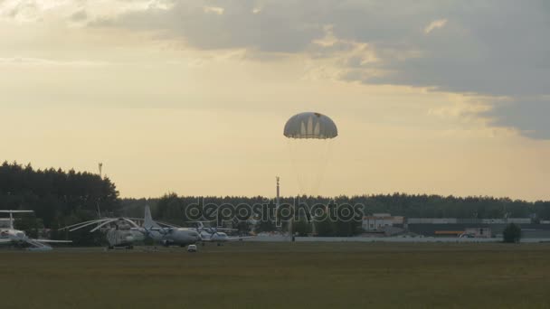 Fallschirmjäger landen mit Fallschirm - Zeitlupe 60fps — Stockvideo