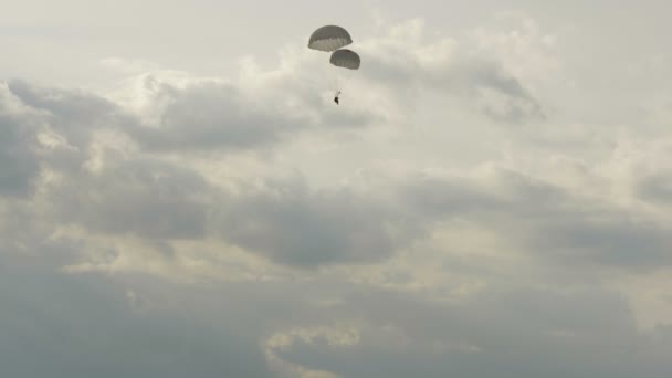 Paratrooper landing met twee parachutes - slowmotion 60fps — Stockvideo