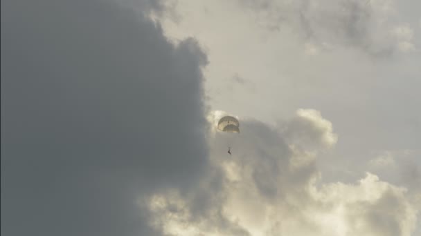 Посадка парашютиста с двумя парашютами - замедление 60 кадров в секунду — стоковое видео