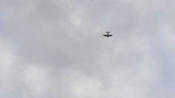 Paracaidistas caen de los aviones - cámara lenta 60fps — Vídeo de stock