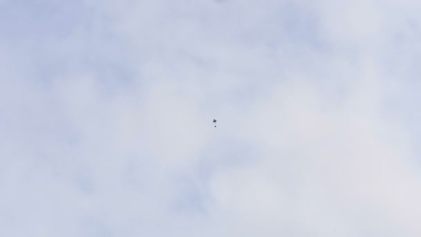 Le parachutiste a ouvert le parachute au ralenti 60fps — Video