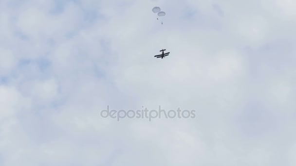 Fallschirmjäger springen aus Flugzeugen - Zeitlupe 60fps — Stockvideo