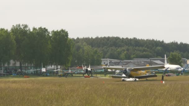 L'avion démarre le moteur — Video