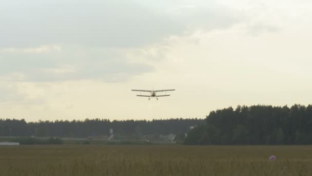 Das Flugzeug hebt ab — Stockvideo