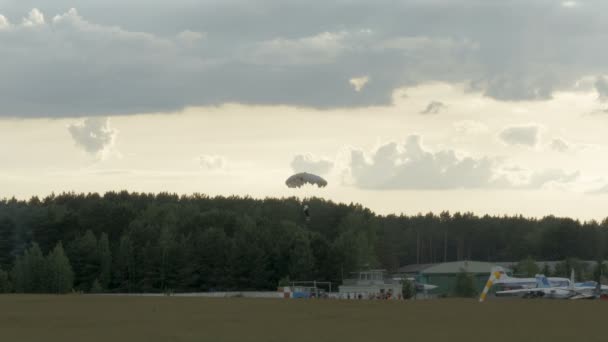 El paracaidista está aterrizando en la hierba — Vídeos de Stock