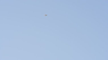 Paraşütçüler damla--dan uçak