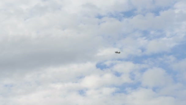เครื่องบินเล็ก ๆ บินบนท้องฟ้า — วีดีโอสต็อก