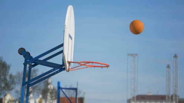 La pelota de baloncesto vuela en la canasta - cámara lenta 180 fps — Vídeos de Stock