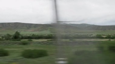 Dağ yalak üzerinde tren pencereden Georgia görüntülemek