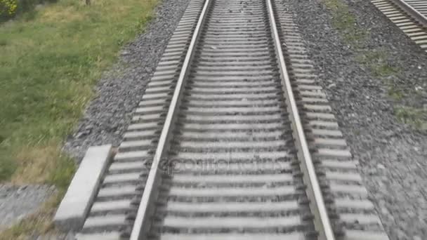 Вид на железную дорогу из окна последнего вагона — стоковое видео