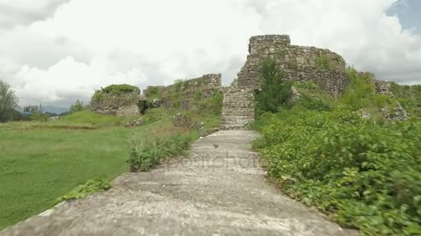 Ruine einer Festung in Georgien - kutaisi — Stockvideo