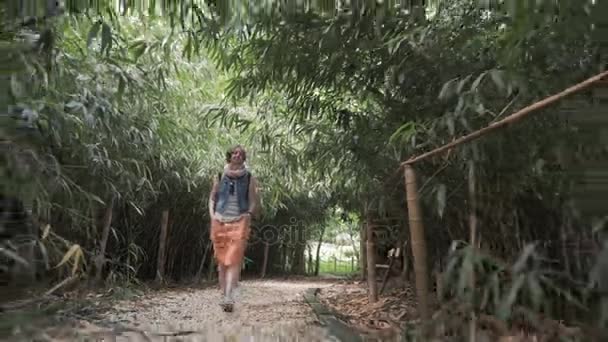 Jong meisje wandelingen in bamboe steegje, Georgië — Stockvideo