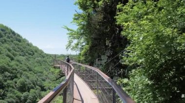 Genç kadın gözlem güverte üzerinde yürür. Kutaisi, Gürcistan yakınındaki Okatse Kanyon
