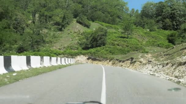 Utsikt över vägen från bilen i Georgien - Visa genom bilens fönster — Stockvideo