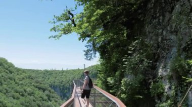 Genç kadın gözlem güverte üzerinde yürür. Kutaisi, Gürcistan yakınındaki Okatse Kanyon
