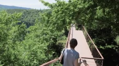 Genç kadın gözlem güverte üzerinde yürür. Kutaisi, Gürcistan yakınındaki Okatse Kanyon