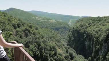 Genç kadın gözlem güverte üzerinde yürür. Kutaisi, Gürcistan yakınındaki Okatse Kanyon