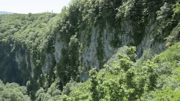 Vista a las rocas de la garganta profunda. Okatse Canyon, cerca de Kutaisi, Georgia — Vídeos de Stock