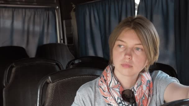 Jonge vrouw setas in de bus — Stockvideo