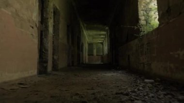 Tskaltubo, Georgia'da terk edilmiş binada yürüyüş