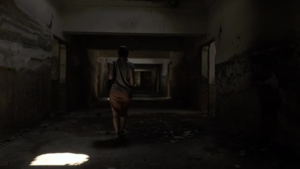 Tskaltubo、ジョージア州の放棄された建物の中を歩く — ストック動画