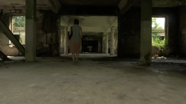 Promenade dans le bâtiment abandonné à Tskaltubo, Géorgie 