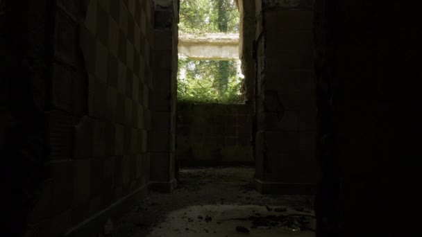 Caminando en el edificio abandonado en Tskaltubo, Georgia — Vídeo de stock