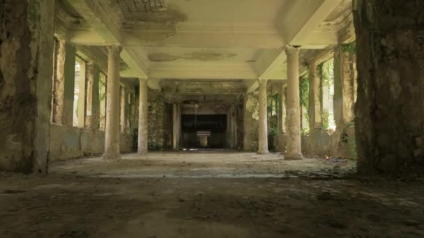 Caminando en el edificio abandonado en Tskaltubo, Georgia — Vídeo de stock