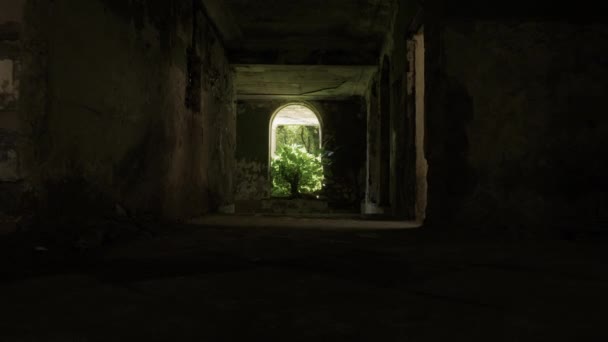 Прогулка по заброшенному зданию в Цальтубо, Грузия — стоковое видео