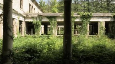 Tskaltubo, Georgia'da terk edilmiş binada yürüyüş