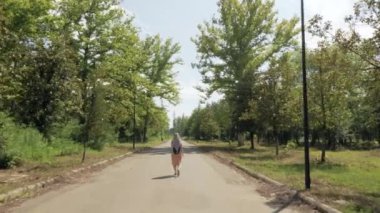 Kadın parkta, Tskaltubo, Gürcistan yürür