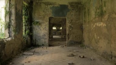 Tskaltubo, Georgia'da terk edilmiş binada yürüyüş