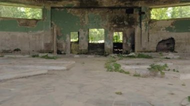 Tskaltubo, Georgia'da terk edilmiş binada yürüyüş