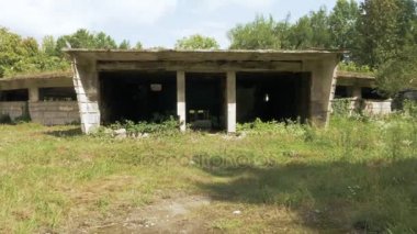 Tskaltubo, Georgia'da terk edilmiş binada yürüyüş