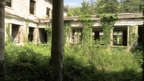 Walking in the abandoned building in Tskaltubo, Georgia — Stock Video